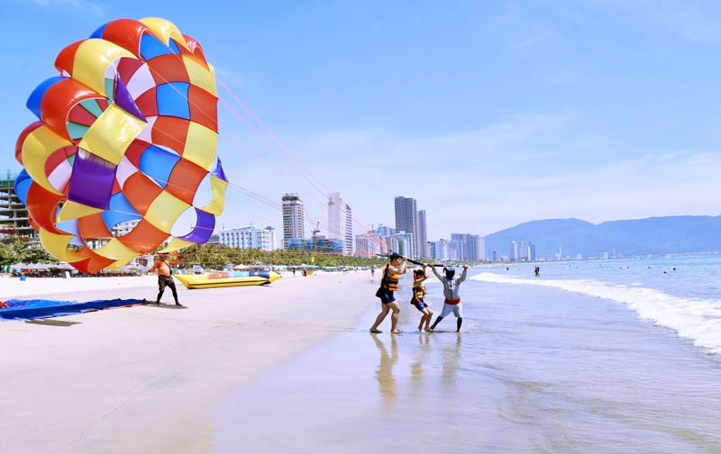 Trải nghiệm d&ugrave; k&eacute;o cano tr&ecirc;n biển Mỹ Kh&ecirc;, ngắm to&agrave;n cảnh đường bờ biển Đ&agrave; Nẵng từ tr&ecirc;n cao