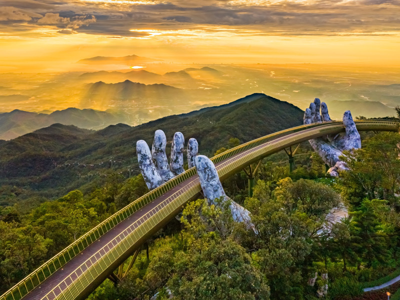 Vẻ đẹp h&ugrave;ng vĩ của Cầu V&agrave;ng tại B&agrave; N&agrave; Hills