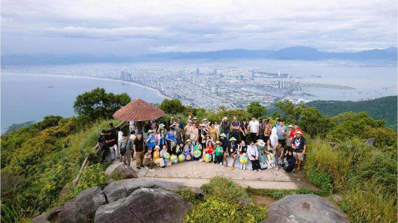 Trekking l&ecirc;n đỉnh B&agrave;n Cờ, ph&oacute;ng tầm mắt bao qu&aacute;t th&agrave;nh phố v&agrave; vịnh Đ&agrave; Nẵng