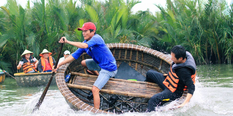 Du kh&aacute;ch trải nghiệm m&uacute;a thuyền th&uacute;ng khi tham quan rừng dừa Bảy Mẫu