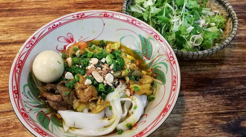 Mì Quảng Bà Mua là thương hiệu quen thuộc với sợi mì dày, nước dùng đậm và nhân đầy đặn cho buổi sáng no bụng