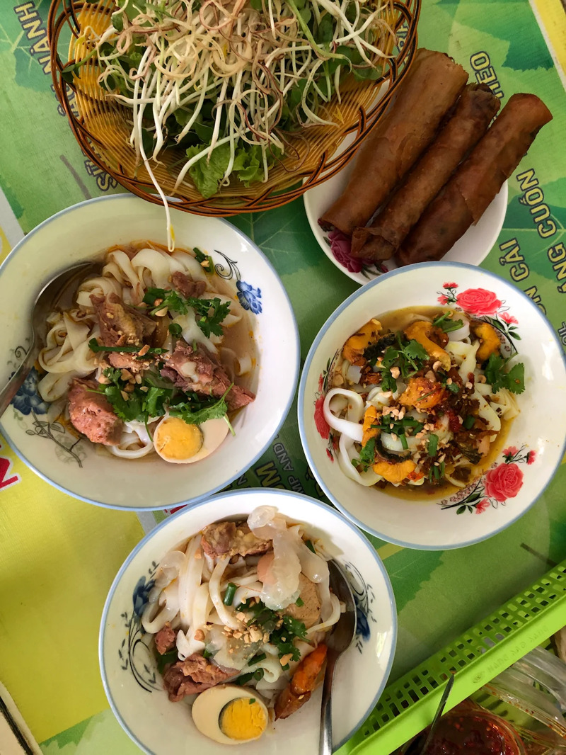Mì Quảng Bà Vị ghi dấu với phần thập cẩm phong phú và nước dùng mặn mà đặc trưng miền Trung