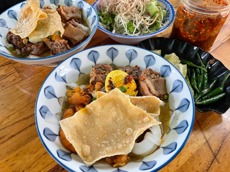 Mì Quảng Bà Dinh hấp dẫn bởi nước dùng trong nhẹ, topping thấm vị và khẩu vị dễ ăn