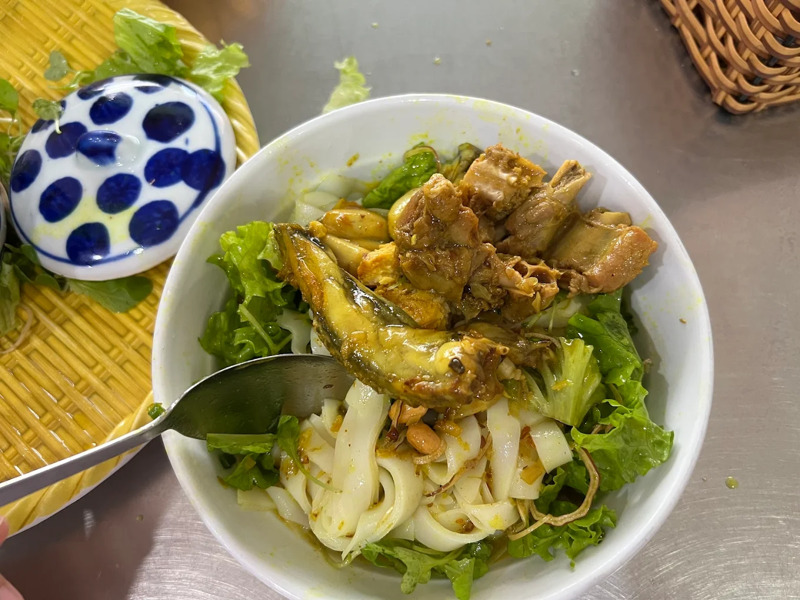 Mì Quảng Hương Quê gây ấn tượng nhờ topping đầy đặn, nước dùng sánh nhẹ và thịt ếch thấm vị