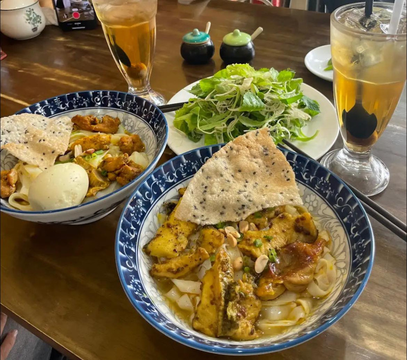 Mì Quảng Hương Quê gây ấn tượng nhờ topping đầy đặn, nước dùng sánh nhẹ và thịt ếch thấm vị