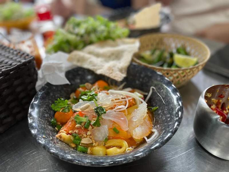 Mì Quảng Sứa Hồng Vân nổi bật với sứa giòn lạ miệng và nước dùng đậm đà giúp quán ghi dấu trong Michelin Guide