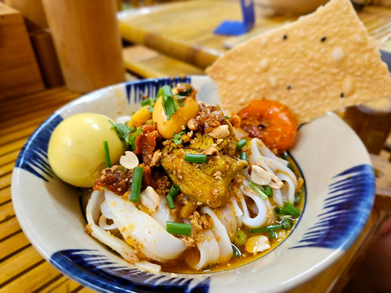 Mì Quảng Cô Thuận giữ trọn phong cách Phú Chiêm với nước dùng ít, topping nêm kỹ và hương vị mộc mạc
