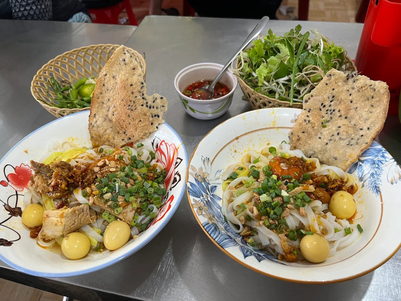 Mì Quảng Cô Ánh được yêu thích nhờ mức giá bình dân, tô mì đầy đặn và hương vị Phú Chiêm truyền thống