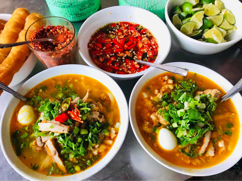 T&ocirc; b&aacute;nh canh n&oacute;ng hổi, sợi mềm dai v&agrave; nước d&ugrave;ng ngọt thanh