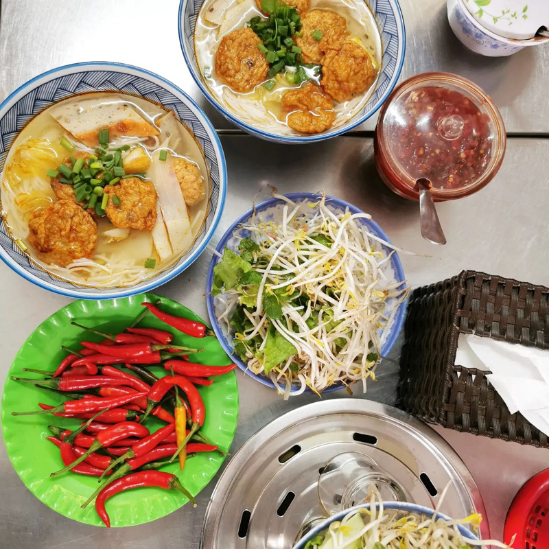 T&ocirc; b&uacute;n chả c&aacute; bốc kh&oacute;i với chả chi&ecirc;n, chả hấp v&agrave; rau sống