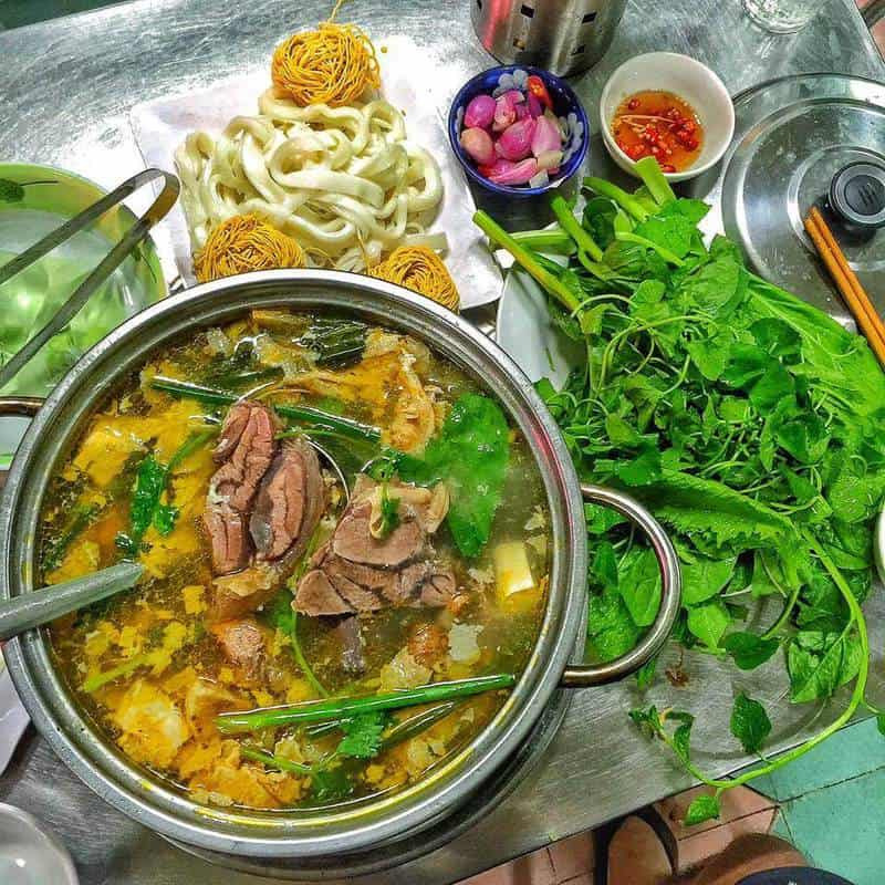 Nồi lẩu n&oacute;ng hổi với thịt b&ograve; v&agrave; rau xanh, hợp kh&ocirc;ng kh&iacute; se lạnh Đ&agrave; Nẵng
