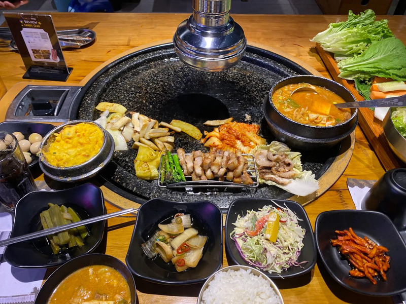 Set nướng H&agrave;n với phần ba chỉ x&eacute;m cạnh ăn c&ugrave;ng kim chi, rau xanh v&agrave; đồ ăn k&egrave;m hấp dẫn