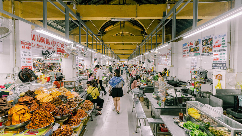 Chợ Cồn nổi tiếng với khu ẩm thực phong ph&uacute;, ph&ugrave; hợp cho những ai muốn trải nghiệm m&oacute;n ăn b&igrave;nh d&acirc;n của người Đ&agrave; Nẵng
